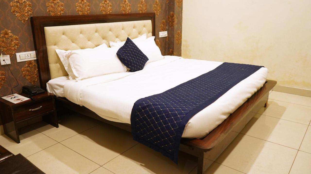 Aa Hotels & Resorts Zirakpur Eksteriør billede